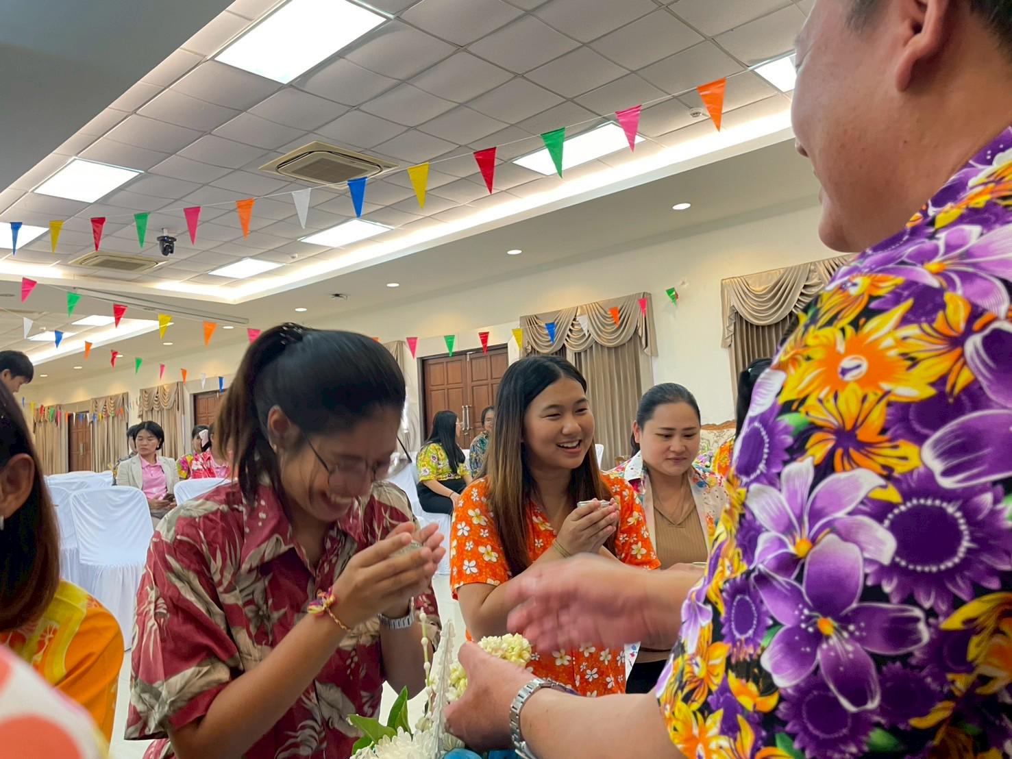 338. วันที่ 26 เมษายน 2568 สาขาการบริหารการศึกษา ได้จัดกิจกรรมรดน้ำดำหัวคณาจารย์ระดับบัณฑิตศึกษา ประจำสาขาการบริหารการศึกษา ณ ห้องประชุมครุร่มสัก 1 ชั้น 3 อาคารคณะครุศาสตร์